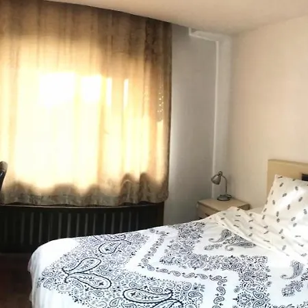 לינה וארוחת בוקר T-one's House *